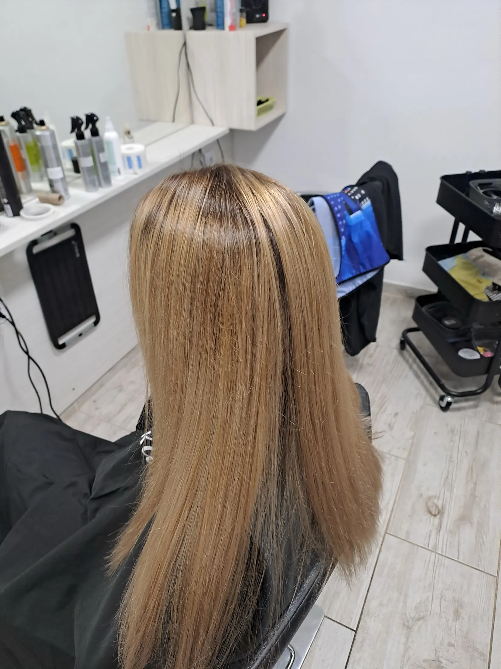 Dolgi ravni blond lasje z naravno razgibanimi prameni
