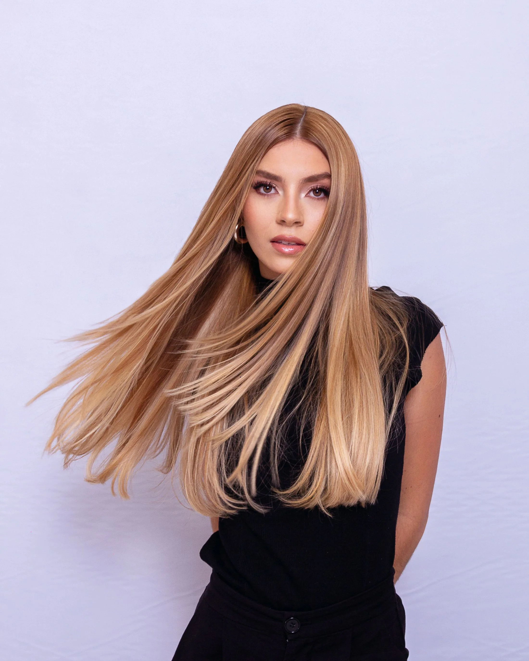 Model z dolgimi, gladkimi blond lasmi