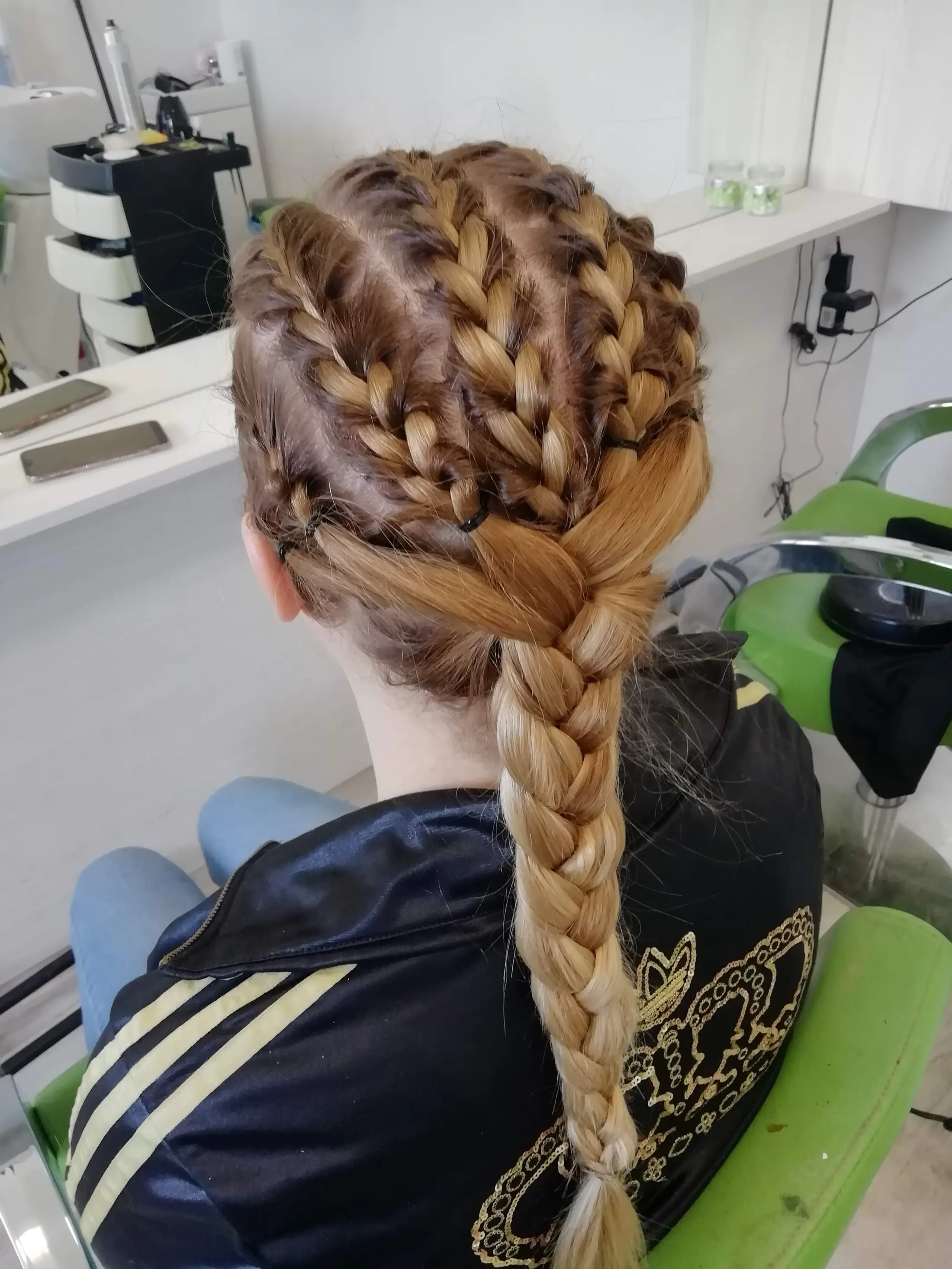 Več prepletenih kitk združenih v dolgo kito