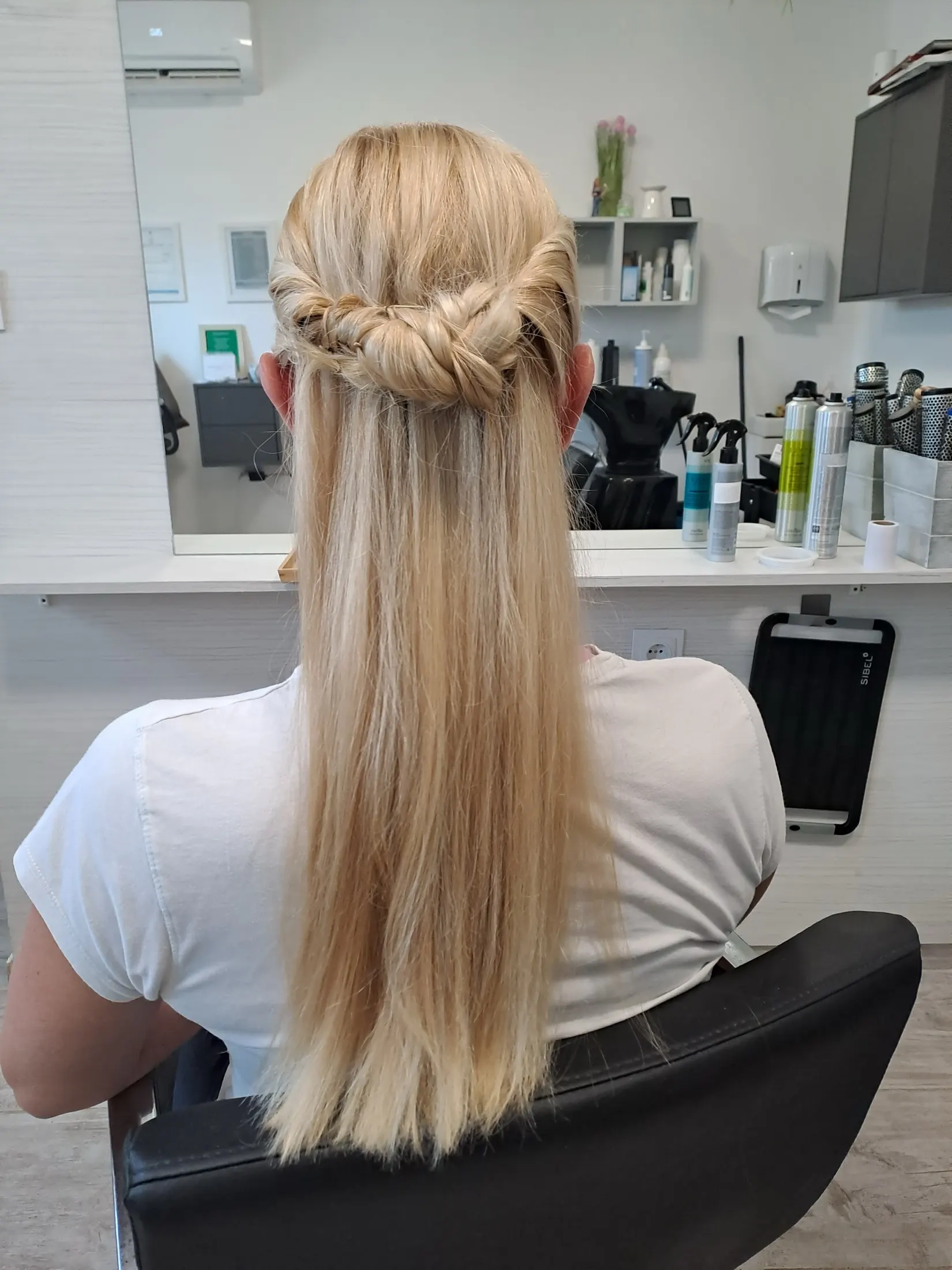 Dolgi blond lasje z elegantno spetim detajlom na zatilju